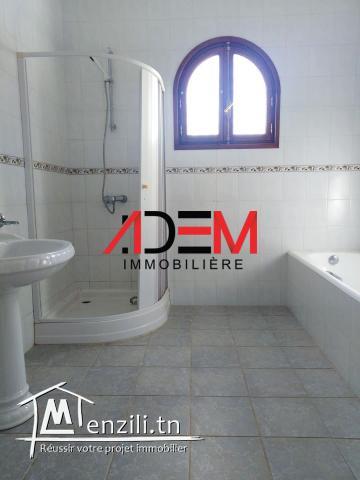 Une jolie villa avec jardin et garage