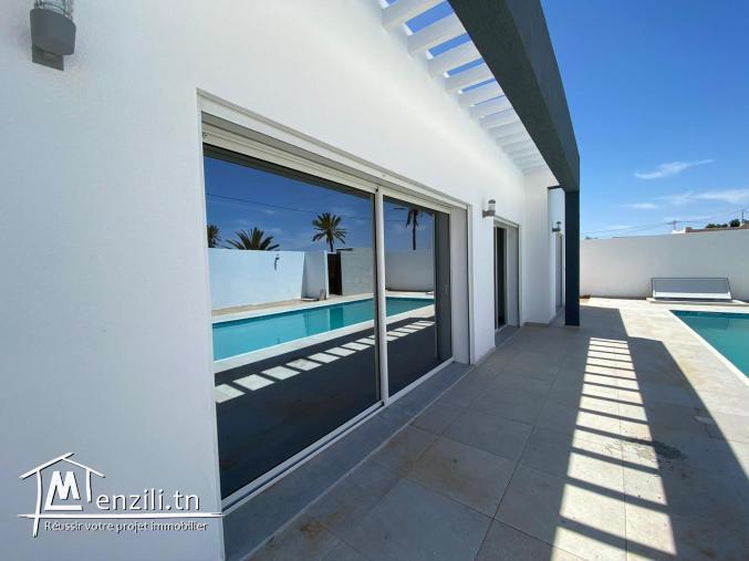 Maison plain pieds 05 pièces avec piscine titre bleu à vendre a Djerba Tunisie