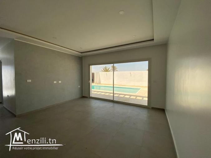 Maison plain pieds 05 pièces avec piscine titre bleu à vendre a Djerba Tunisie