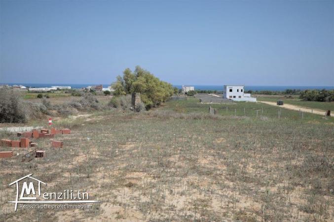 أرض في كركوان تبعد 800 م على لبحر ب-25 مليون