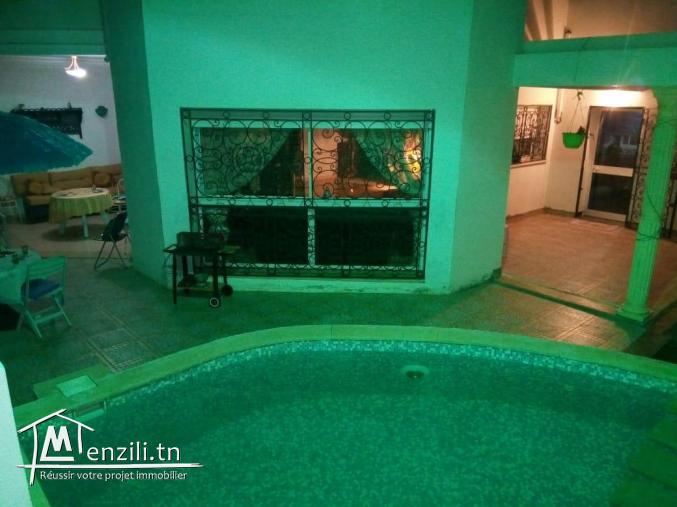 A vendre 2 maisons sur un lot de 1200 m2 titrées comprenant :