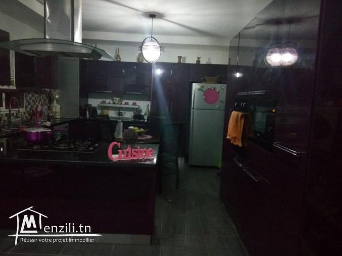 A vendre 2 maisons sur un lot de 1200 m2 titrées comprenant :