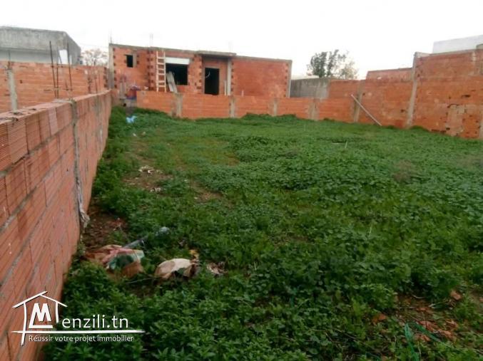 Terrain clôturé de 300 m² à vendre au centre de Borj el Amri cité calme et chic