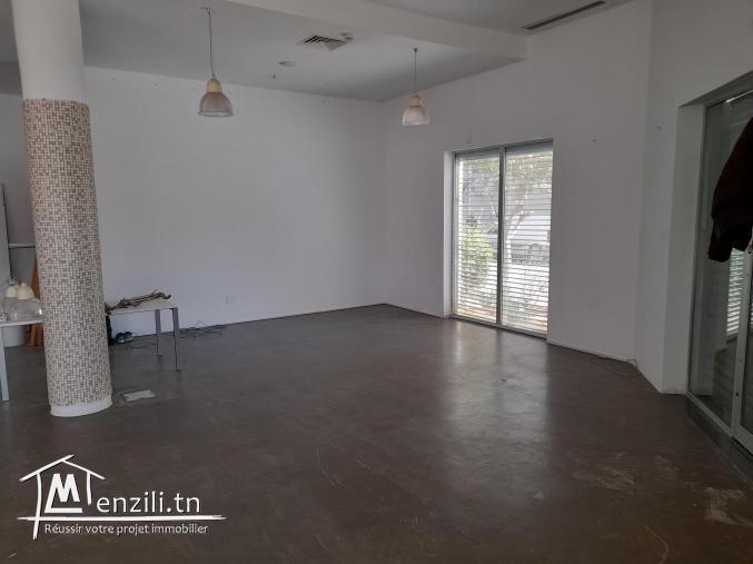 A louer local commercial lac 2