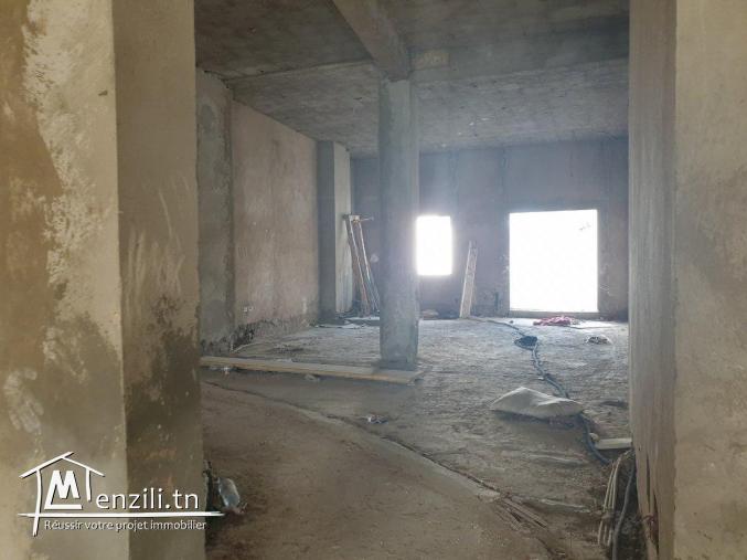 Local commercial sur une route principale