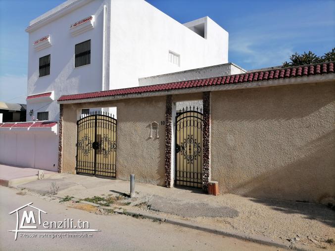 Une belle villa à vendre avec jardin et un studio