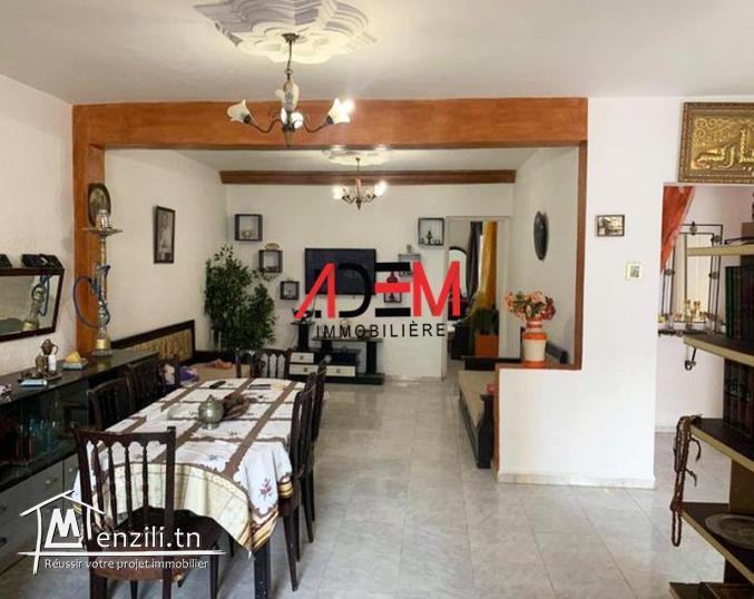 une jolie maison   dans un emplacement calme bâtie sur un lot de coin