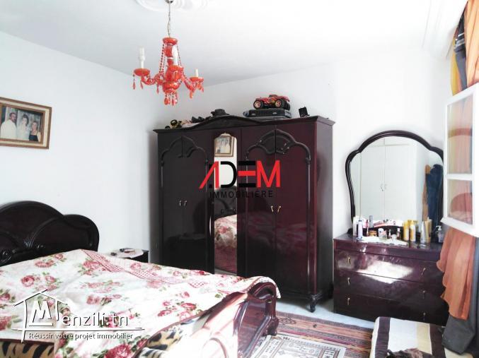 une jolie maison   dans un emplacement calme bâtie sur un lot de coin