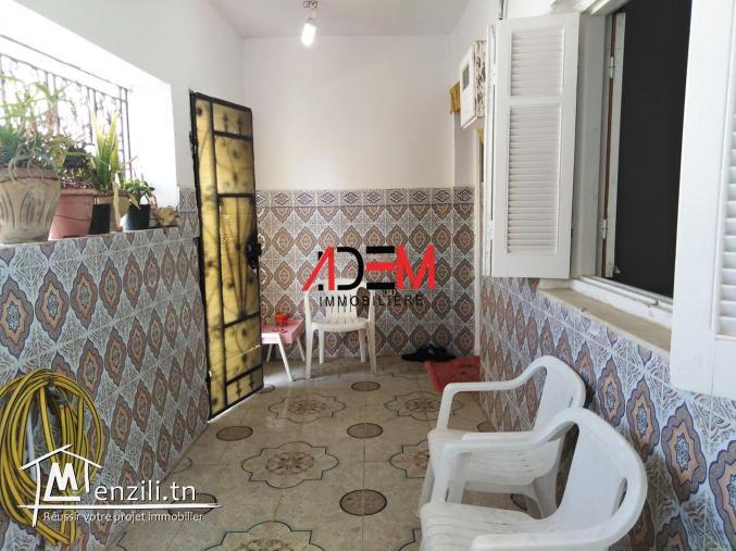 une jolie maison   dans un emplacement calme bâtie sur un lot de coin