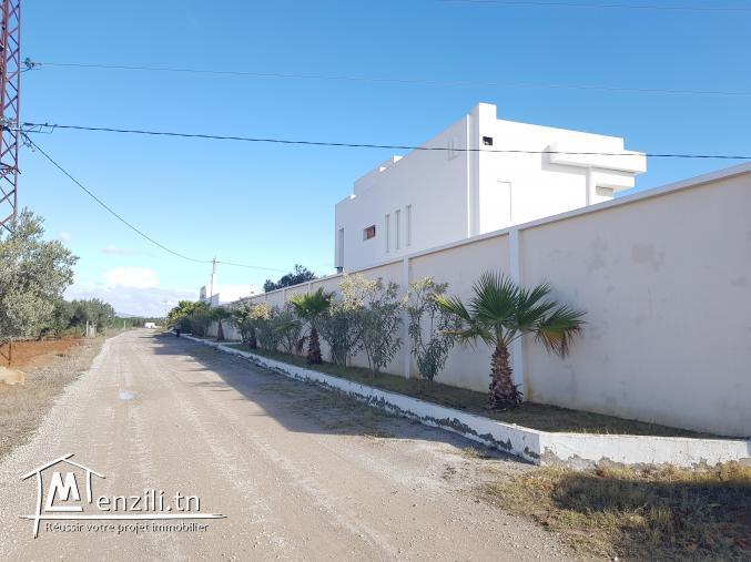 Une villa haut standing avec terrain agricole