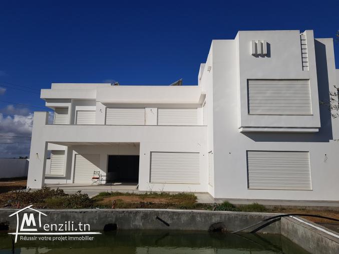 Une villa haut standing avec terrain agricole