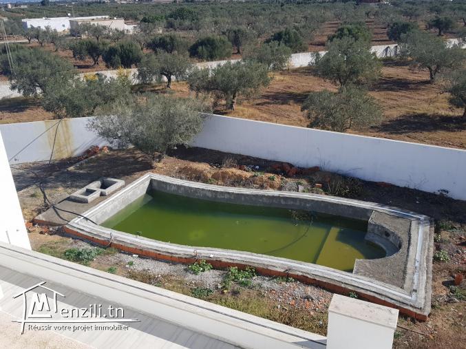 Une villa haut standing avec terrain agricole