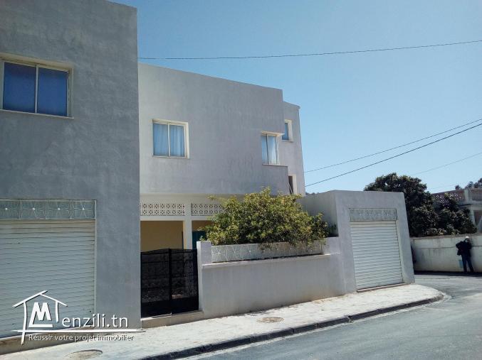 À vendre maison + 2 appartements + entrepôt à Medjez El Bab