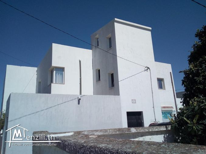 À vendre maison + 2 appartements + entrepôt à Medjez El Bab