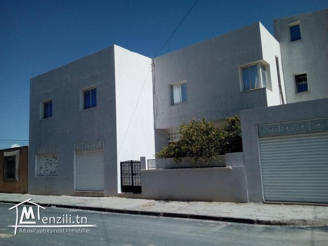 À vendre maison + 2 appartements + entrepôt à Medjez El Bab