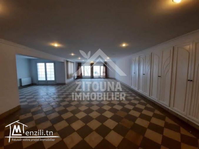 A vendre une villa de maître à cité Ennasr 2