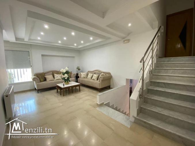 très beau triplex de 240m2 à Menzah 6