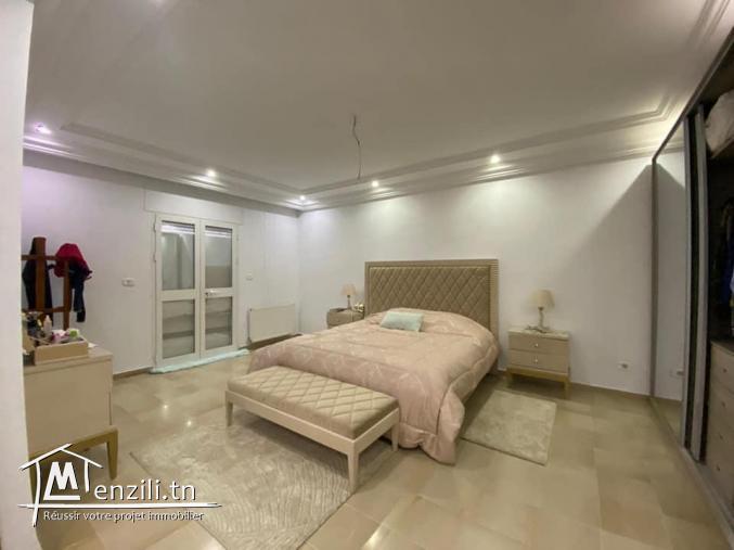 très beau triplex de 240m2 à Menzah 6