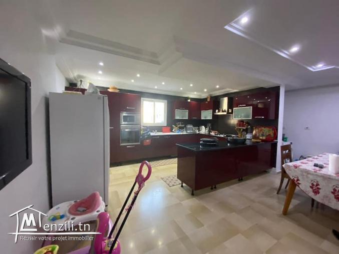 très beau triplex de 240m2 à Menzah 6