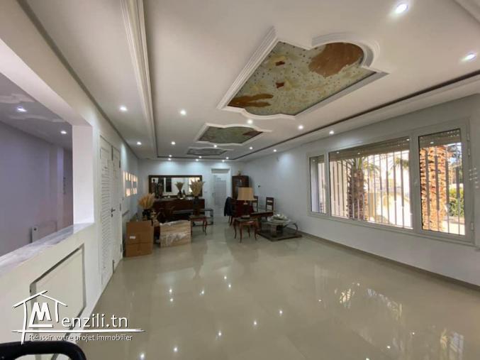 très beau triplex de 240m2 à Menzah 6