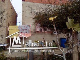 بيع أرض بها 2 منازل وحانوت تاكسيفون وحديقة خلفية