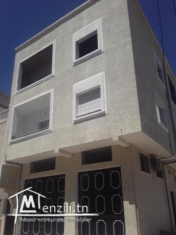 à louer Ou à vendre Premier étage appartements s+3 et grand garage 50358523-97585708