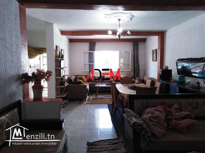 Jolie maison sur un lot de coin avec un garage