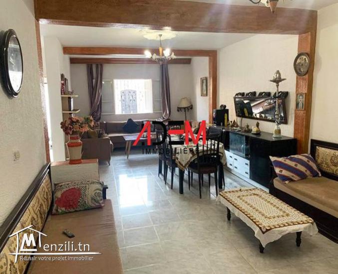 Jolie maison sur un lot de coin avec un garage