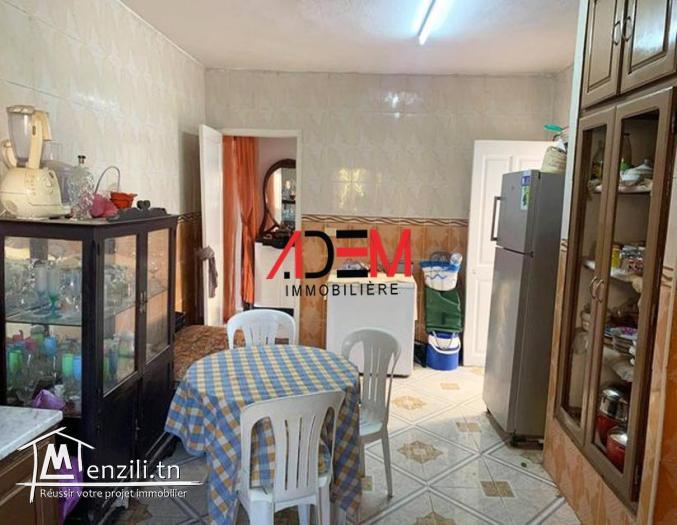 Jolie maison sur un lot de coin avec un garage