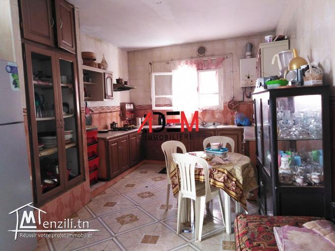 Jolie maison sur un lot de coin avec un garage