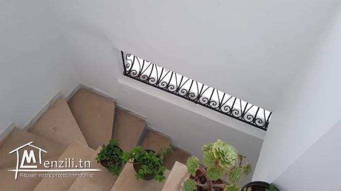 Maison compris 2 appartements s+2 à la Marsa