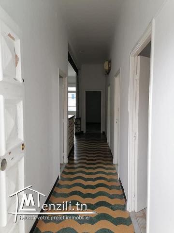 Appartement etage de villa a vendre s+3 a el omrane belvédère.