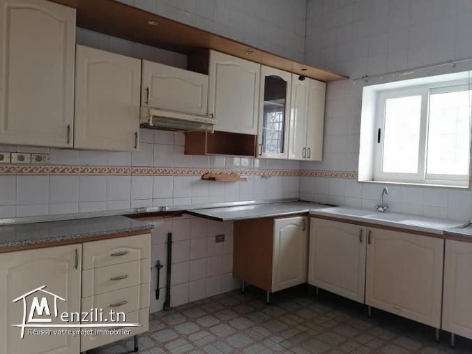Appartement etage de villa a vendre s+3 a el omrane belvédère.