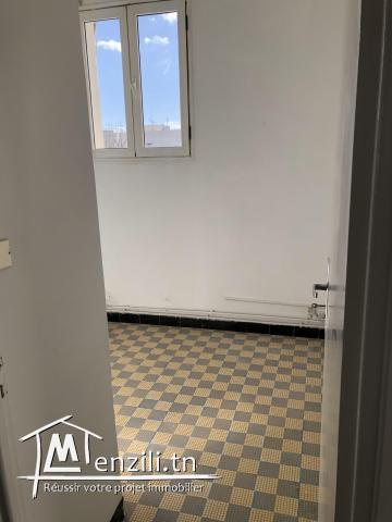 Appartement etage de villa a vendre s+3 a el omrane belvédère.