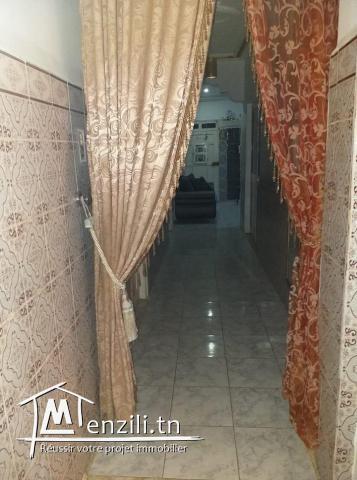 Maison 300 m² double facade avec 2 commerciaux locaux et 2 studios