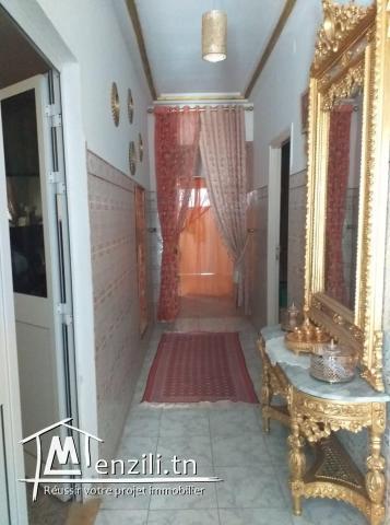 Maison 300 m² double facade avec 2 commerciaux locaux et 2 studios