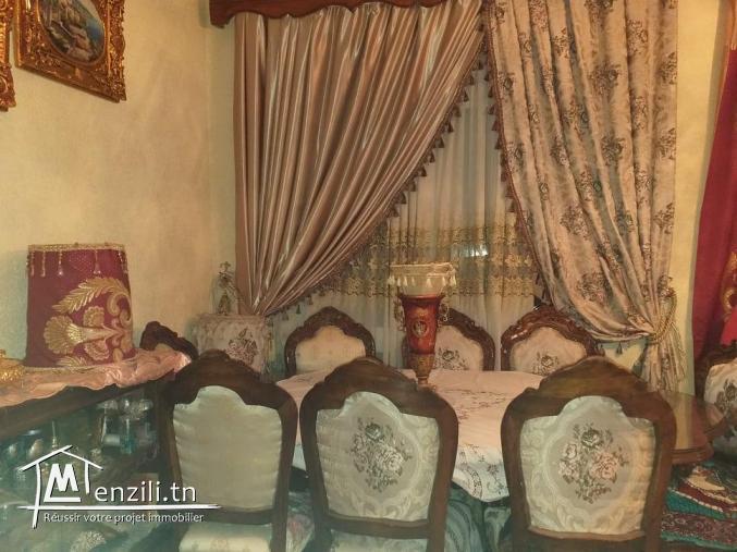 Maison 300 m² double facade avec 2 commerciaux locaux et 2 studios