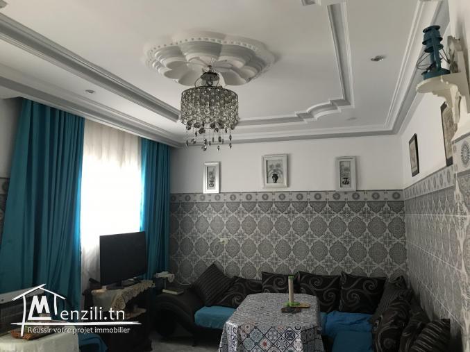 Maison 300 m² double facade avec 2 commerciaux locaux et 2 studios