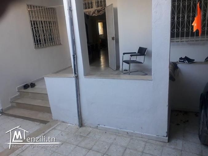 منزل للبيع ب اريانة محاذي لطريق الرئيسي