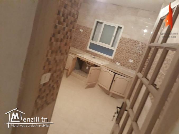 منزل للبيع ب اريانة محاذي لطريق الرئيسي