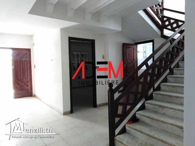 Villa style américain de 680m² avec beau jardin et garage