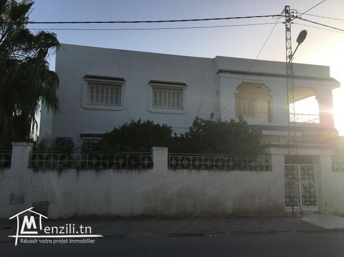 Un terrain avec deux villas (1040m²) Situé à Ariana Ville, à 10min près de l'aéroport.