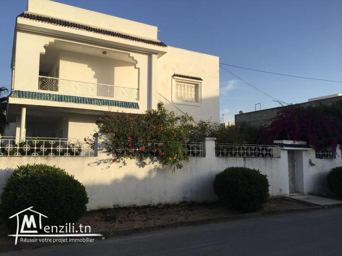 Un terrain avec deux villas (1040m²) Situé à Ariana Ville, à 10min près de l'aéroport.