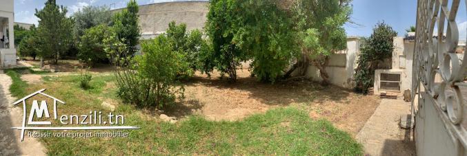 Un terrain avec deux villas (1040m²) Situé à Ariana Ville, à 10min près de l'aéroport.