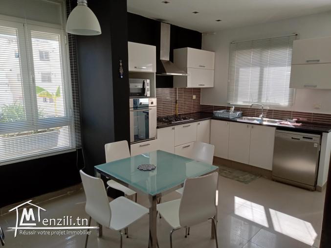 Duplex S+3 meublé avec terrasse et jardinière.