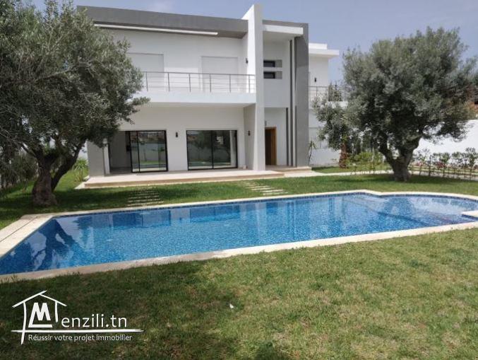 À vendre à HAMMAMET une belle villa De 320 m2/750 m2 de terrain