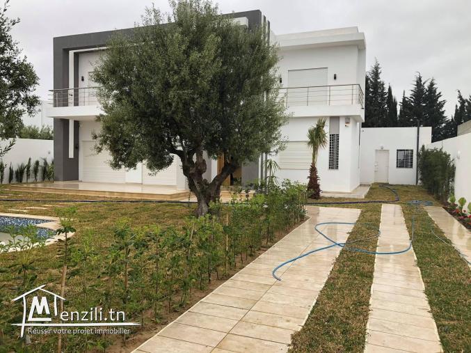 À vendre à HAMMAMET une belle villa De 320 m2/750 m2 de terrain