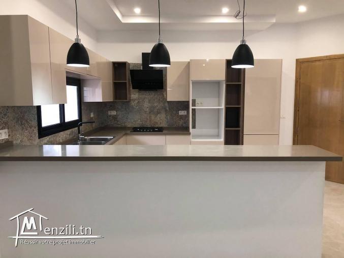 À vendre à HAMMAMET une belle villa De 320 m2/750 m2 de terrain