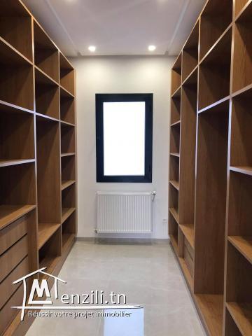 À vendre à HAMMAMET une belle villa De 320 m2/750 m2 de terrain