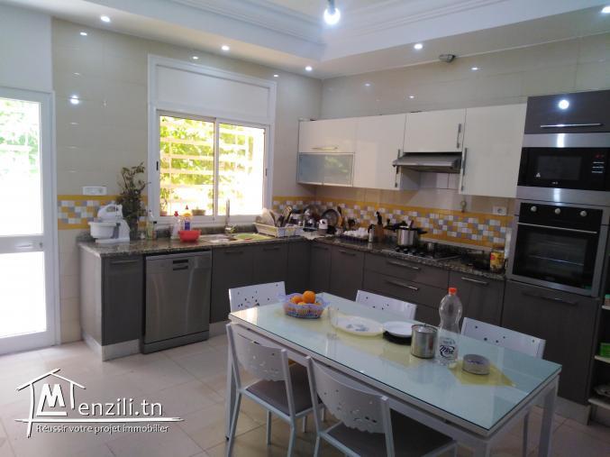 A vendre villa à El Ghazela avec1étage 2 apparts S+2ch + studio